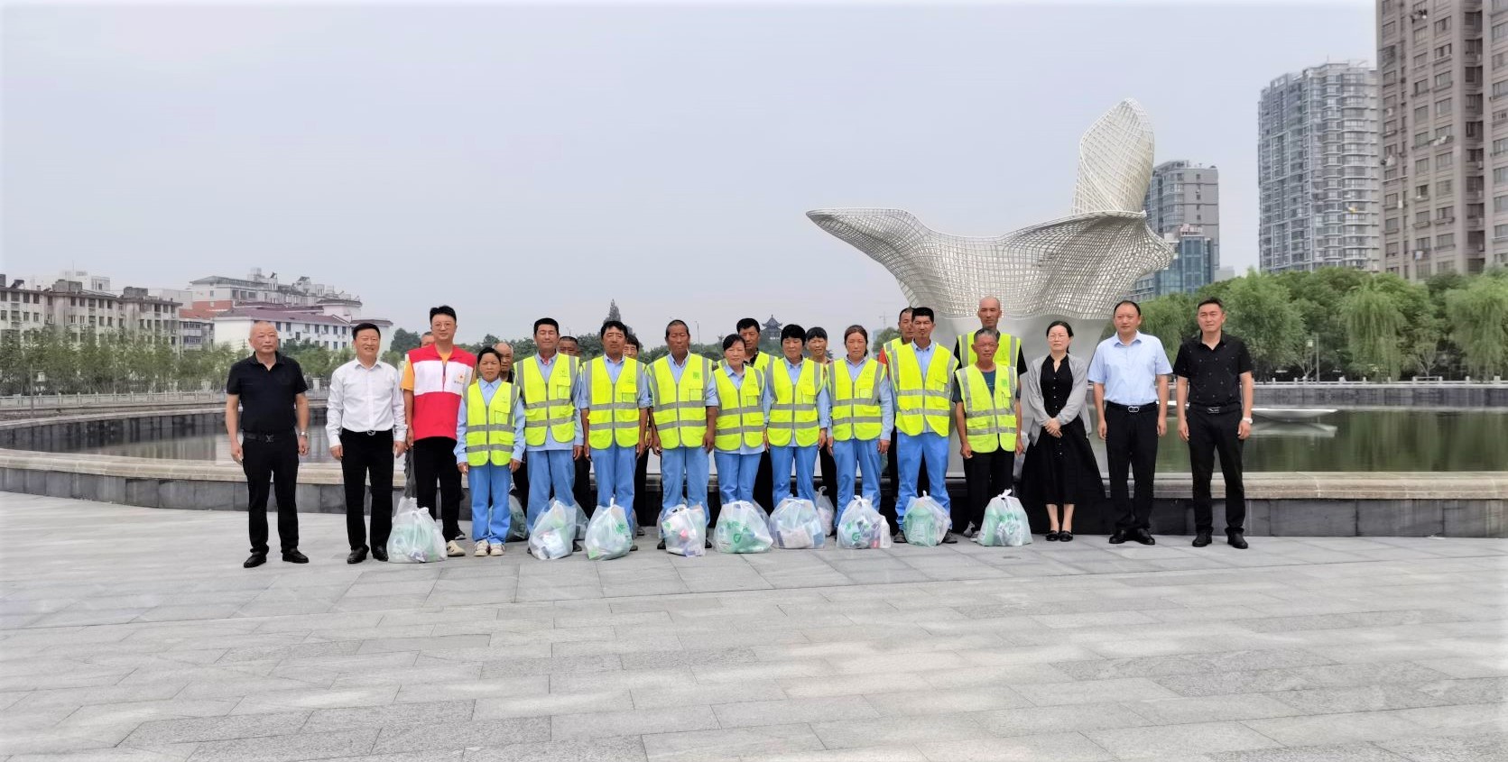 2.如東縣紅十字會(huì)、城管局慰問天恒環(huán)衛(wèi)工人