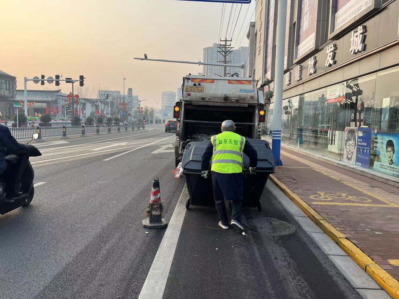 堅(jiān)守一線 守護(hù)“春潔”3-s