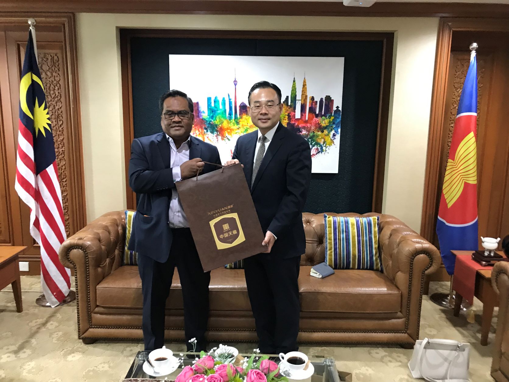 徐誠(chéng)直副總裁(右)與諾曼大使(左)