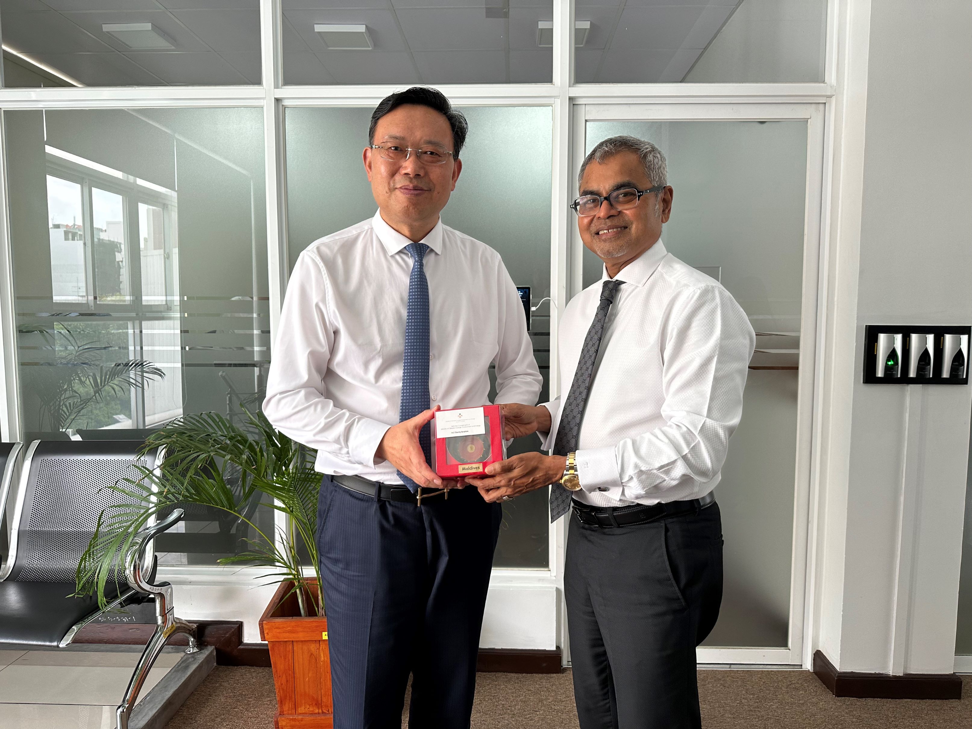 總裁曹德標(biāo)(左)與環(huán)境部長(zhǎng)易卜拉欣(右)-s