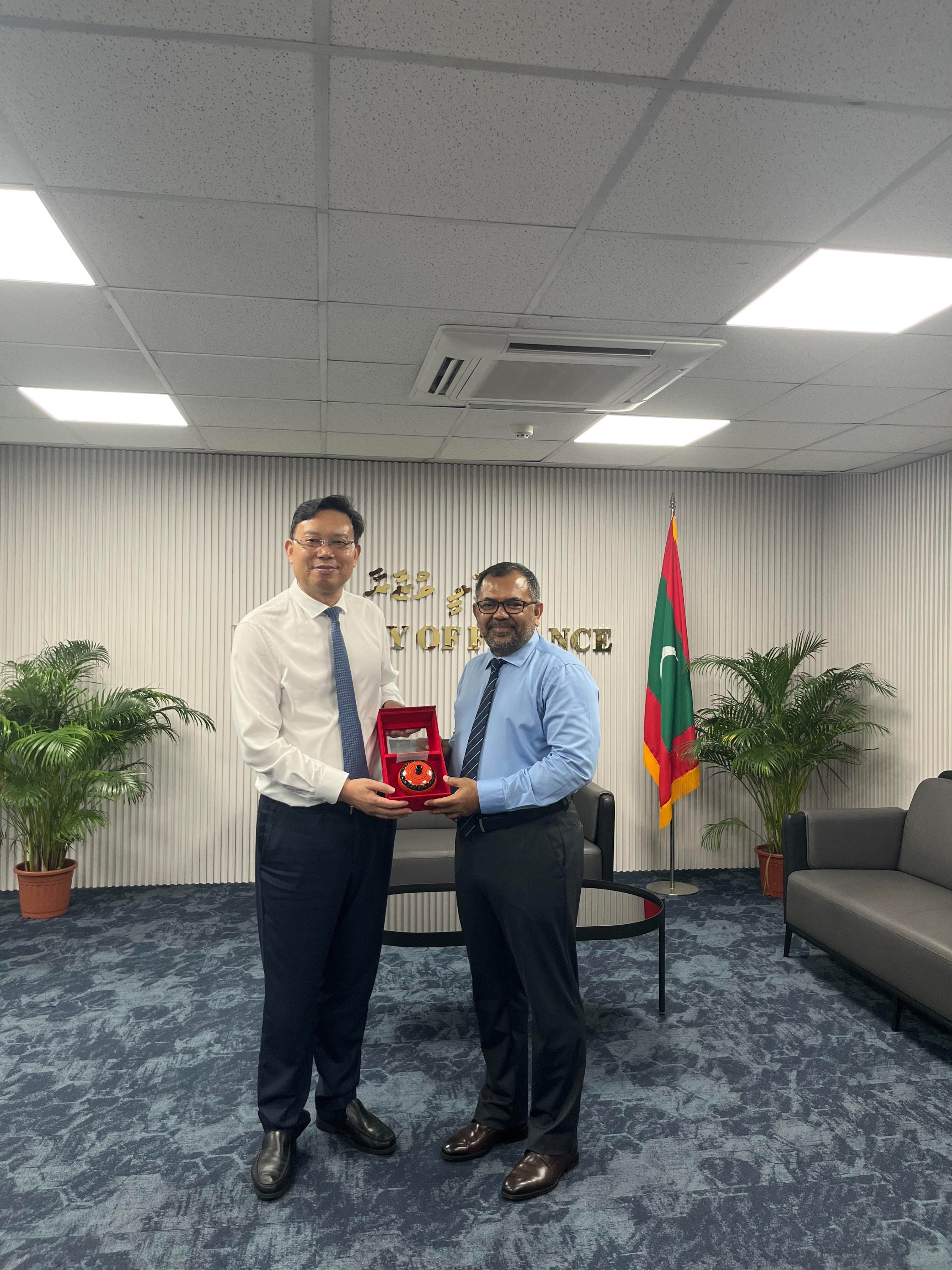 總裁曹德標(biāo)(左)與財(cái)政部長(zhǎng)扎米爾(右)